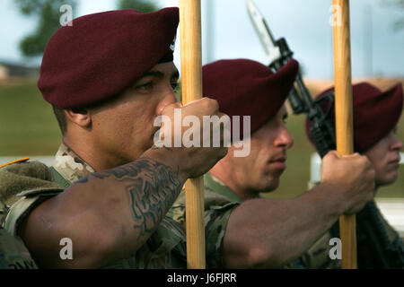 Fallschirmjäger vom 1. Bataillon, 508. Fallschirm-Infanterie-Regiment, 3rd Brigade Combat Team, 82nd Airborne Division, bleiben stoisch und inspizierten von Richtern während All American Woche Color Guard Competition in Fort Bragg, N.C., 18. Mai 2017. Der Wettbewerb ist um zu sehen, wer gewinnt die Möglichkeit, als Farben-Schutz während der Ereignisse der ganze amerikanische Woche Feier statt. (Foto: U.S. Army Spc. Dustin D. Biven) Stockfoto