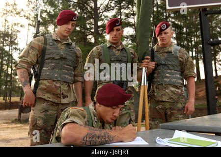 Fallschirmjäger aus dem 1. Bataillon, 508. Parachute Infantry regiment, 3rd Brigade Combat Team, 82nd Airborne Division, registrieren Sie sich für alle amerikanischen Woche Color Guard Konkurrenz am Fort Bragg, N.C., 18. Mai 2017. Der Wettbewerb ist um zu sehen, wer gewinnt die Möglichkeit, als Farben-Schutz während der Ereignisse der ganze amerikanische Woche Feier statt. (Foto: U.S. Army Spc. Dustin D. Biven) Stockfoto