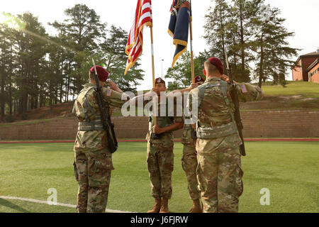 Fallschirmjäger vom 1. Bataillon, 508. Fallschirm-Infanterie-Regiment, 3rd Brigade Combat Team, 82nd Airborne Division, begrüssen die Farben während All American Woche Color Guard Competition in Fort Bragg, N.C., 18. Mai 2017. Der Wettbewerb ist um zu sehen, wer gewinnt die Möglichkeit, als Farben-Schutz während der Ereignisse der ganze amerikanische Woche Feier statt. (Foto: U.S. Army Spc. Dustin D. Biven) Stockfoto