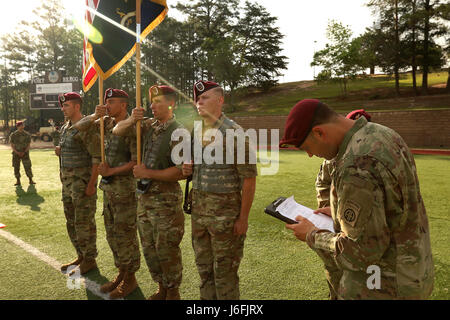 Fallschirmjäger vom 1. Bataillon, 508. Fallschirm-Infanterie-Regiment, 3rd Brigade Combat Team, 82nd Airborne Division, stehen stramm zur Einsichtnahme während der alle amerikanischen Woche Color Guard Konkurrenz am Fort Bragg, N.C., 18. Mai 2017. Der Wettbewerb ist um zu sehen, wer gewinnt die Möglichkeit, als Farben-Schutz während der Ereignisse der ganze amerikanische Woche Feier statt. (Foto: U.S. Army Spc. Dustin D. Biven) Stockfoto