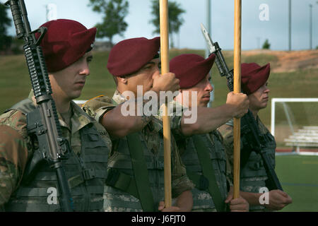 Fallschirmjäger vom 1. Bataillon, 508. Fallschirm-Infanterie-Regiment, 3rd Brigade Combat Team, 82nd Airborne Division, bleiben stoisch und inspizierten von Richtern während All American Woche Color Guard Competition in Fort Bragg, N.C., 18. Mai 2017. Der Wettbewerb ist um zu sehen, wer gewinnt die Möglichkeit, als Farben-Schutz während der Ereignisse der ganze amerikanische Woche Feier statt. (Foto: U.S. Army Spc. Dustin D. Biven) Stockfoto