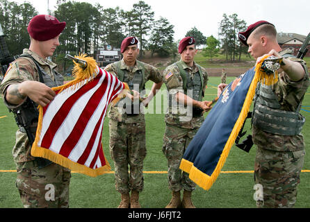 Fallschirmjäger vom 1. Bataillon, 508. Fallschirm-Infanterie-Regiment, 3rd Infantry Brigade Combat Team, 82nd Airborne Division, führen Sie die Enthüllung der Farben während All American Woche Color Guard Competition in Fort Bragg, N.C., 18. Mai 2017. Der Wettbewerb ist um zu sehen, wer gewinnt die Möglichkeit, als Farben-Schutz während der Ereignisse der ganze amerikanische Woche Feier statt. (Foto: U.S. Army Spc. Dustin D. Biven) Stockfoto