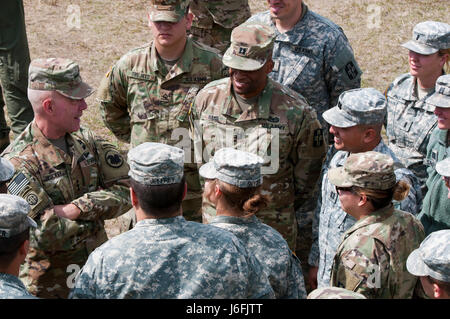 Generalleutnant Charles Luckey, Chef der Armee-Reserve und kommandierenden General des United States Army Reserve Command, Besuche Armee-Reserve-Soldaten mit der 491st medizinischen Bereich Firmenbetreuung, mit Sitz in Santa Fe, New Mexico, am 18. Mai 2017, in Camp Wainwright, Alberta, Kanada, während Ahorn lösen 17.  Mehr als 650 US-Armeesoldaten unterstützen Maple lösen 17, der kanadischen Armee Premiere Brigadestärke Validierungsverfahrens laufen Mai 14-29 auf Lager Wainwright. Als Teil der Übung bietet der US-Armee eine breite Palette von Kampf und Stützelemente. Dazu gehören Sustainment, psychologische o Stockfoto