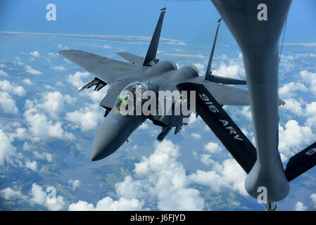 Eine F-15E Strike Eagle pilotiert von Colonel Christopher Sage, 4. Fighter Wing Commander, bereitet durch eine KC-135R Stratotanker, 18. Mai 2017, in den Himmel über Seymour Johnson Air Force Base, North Carolina betankt werden. Der Boom ist der schnellste Weg, um Flugzeuge bei 1.200 Gallonen pro Minute zu tanken. (Foto: U.S. Air Force Airman 1st Class Kenneth Boyton) Stockfoto