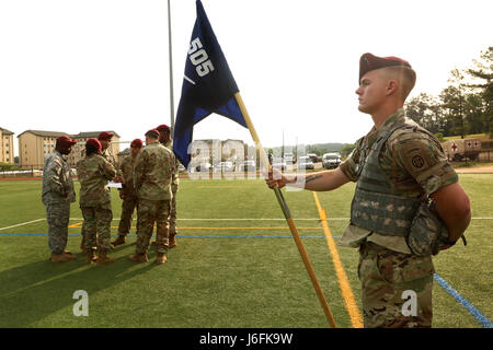 Ein Fallschirmjäger vom 1. Bataillon, 505. Fallschirm-Infanterie-Regiment, 3rd Brigade Combat Team, 82nd Airborne Division, liegt bei Parade Rest, während die Richter während der letzten Momente des All American Woche Color Guard Competition in Fort Bragg, N.C., 19. Mai 2017 beraten. Der Wettbewerb ist um zu sehen, wer gewinnt die Möglichkeit, als Farben-Schutz während der Ereignisse der ganze amerikanische Woche Feier statt. (Foto: U.S. Army Spc. Dustin D. Biven) Stockfoto