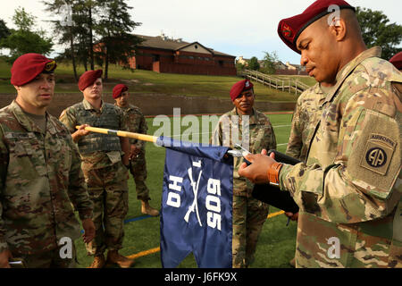 Ein Fallschirmjäger vom 1. Bataillon, 505. Fallschirm-Infanterie-Regiment, 3rd Brigade Combat Team, 82nd Airborne Division, präsentiert seine Guidon zur Einsichtnahme während der letzten Momente des All American Woche Color Guard Competition in Fort Bragg, N.C., 19. Mai 2017. Der Wettbewerb ist um zu sehen, wer gewinnt die Möglichkeit, als Farben-Schutz während der Ereignisse der ganze amerikanische Woche Feier statt. (Foto: U.S. Army Spc. Dustin D. Biven) Stockfoto