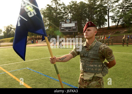 Ein Fallschirmjäger vom 1. Bataillon, 505. Fallschirm-Infanterie-Regiment, 3rd Brigade Combat Team, 82nd Airborne Division, steht in Parade Ruhe bis die Ergebnisse seiner Inspektion während der letzten Momente des All American Woche Color Guard Competition in Fort Bragg, NC, 19. Mai 2017. Der Wettbewerb ist um zu sehen, wer gewinnt die Möglichkeit, als Farben-Schutz während der Ereignisse der ganze amerikanische Woche Feier statt. (Foto: U.S. Army Spc. Dustin D. Biven) Stockfoto