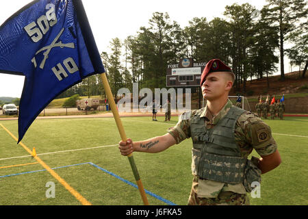 Ein Fallschirmjäger vom 1. Bataillon, 505. Fallschirm-Infanterie-Regiment, 3rd Brigade Combat Team, 82nd Airborne Division, steht in Parade Ruhe bis die Ergebnisse seiner Inspektion während der letzten Momente des All American Woche Color Guard Competition in Fort Bragg, NC, 19. Mai 2017. Der Wettbewerb ist um zu sehen, wer gewinnt die Möglichkeit, als Farben-Schutz während der Ereignisse der ganze amerikanische Woche Feier statt. (Foto: U.S. Army Spc. Dustin D. Biven) Stockfoto