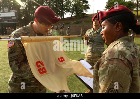 Richter von allen amerikanischen Woche Color Guard Konkurrenz Inspecta Guidon eines Fallschirmjäger für Toplage auf Amersfoort Bragg, N.C., 19. Mai 2017. Der Wettbewerb ist um zu sehen, wer gewinnt die Möglichkeit, als Farben-Schutz während der Ereignisse der ganze amerikanische Woche Feier statt. (Foto: U.S. Army Spc. Dustin D. Biven) Stockfoto