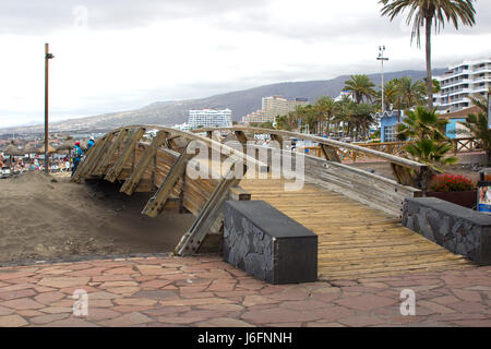 Eine Fußgängerbrücke über den ausgetrockneten Flusses Bett und Hochwassers Verteidigung Kanal in Playa Las Americas in Teneriffa auf den Kanarischen Inseln Stockfoto