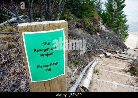 Michigan Upper Peninsula, U.P., OBEN, Lake Superior, Pictured Rocks National Lakeshore, Au Sable Light Station, Great Lakes, Schild, Revegetation Project, repanti Stockfoto