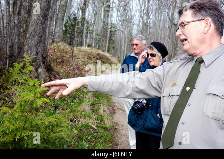 Michigan Upper Peninsula, U.P., UP, Lake Superior, Pictured Rocks National Lakeshore, Miners Falls Trail, National Park Service Ranger, Guide, Erwachsene erwachsene ma Stockfoto