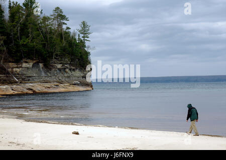 Michigan Upper Peninsula, U.P., UP, Lake Superior, Pictured Rocks National Lakeshore, Miners Beach, Great Lakes, Frühfrühling, Sandsteinklippe, Sand, Öffentlichkeit, Ba Stockfoto