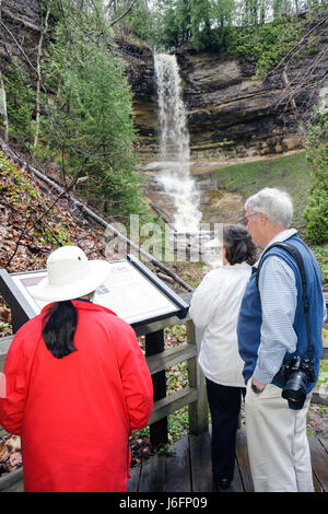 Michigan Upper Peninsula, U.P., UP, Lake Superior, Pictured Rocks National Lakeshore, Munising Falls, Aussichtspunkt, Great Lakes, Erwachsene Erwachsene Männer Männer Männer, Senioren Stockfoto