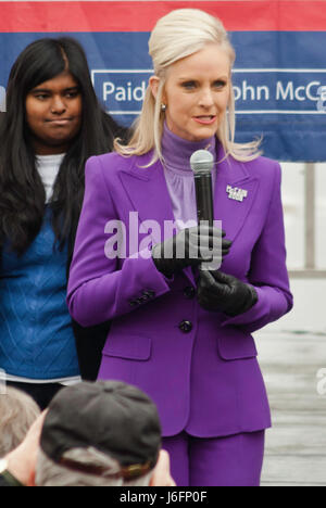 KEENE, NEW HAMPSHIRE / USA - 7. Januar 2008: US-Senator John McCain Frau Cindy McCain, spricht auf einer Kundgebung am letzten Tag vor der primären NH. Stockfoto