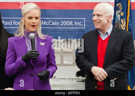 KEENE, NEW HAMPSHIRE / USA - 7. Januar 2008: US-Senator John McCain Frau Cindy McCain, spricht auf einer Kundgebung am letzten Tag vor der primären NH. Stockfoto