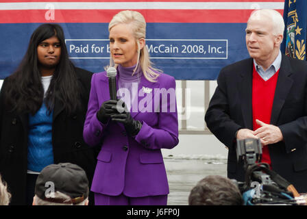 KEENE, NEW HAMPSHIRE / USA - 7. Januar 2008: US-Senator John McCain Frau Cindy McCain, spricht auf einer Kundgebung am letzten Tag vor der primären NH. Stockfoto