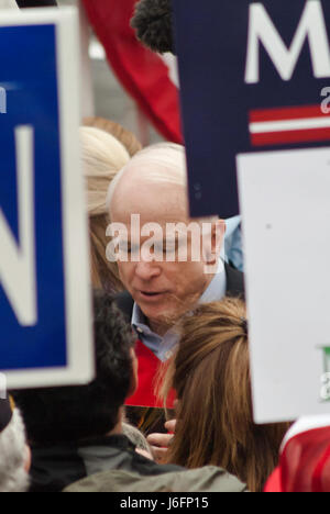 KEENE, NH / USA - 7. Januar 2008: US-Senator John McCain spricht mit Anhängern auf ein Outdoor-Kundgebung am letzten Tag vor der 2008 NH primäre. Stockfoto