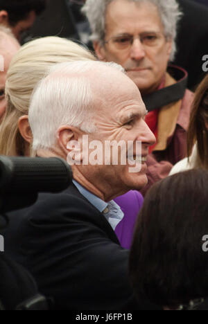 KEENE, NH / USA - 7. Januar 2008: US-Senator John McCain spricht mit Anhängern auf ein Outdoor-Kundgebung am letzten Tag vor der 2008 NH primäre. Stockfoto