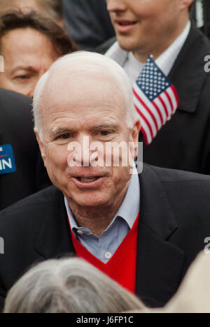 KEENE, NH / USA - 7. Januar 2008: US-Senator John McCain spricht mit Anhängern auf ein Outdoor-Kundgebung am letzten Tag vor der 2008 NH primäre. Stockfoto