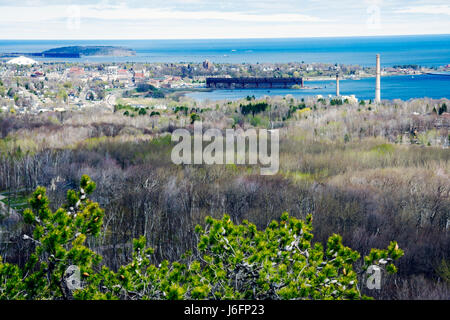 Marquette Michigan Upper Peninsula AUF Lake Superior, Mt. Mount Marquette, Aussichtspunkt, Hafen, Hafen, Soo Line Ore Pocket Dock, erbaut 1931, Anfang Frühling, großartig Stockfoto