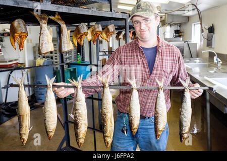 Marquette Michigan Upper Peninsula AUF Lake Superior, Thill's Fish House, Räucherei, geräuchert, frisch, Meeresfrüchte, hängen, Rack, Mann Männer männlich, Arbeiter, Arbeiter, Jeans, Stockfoto