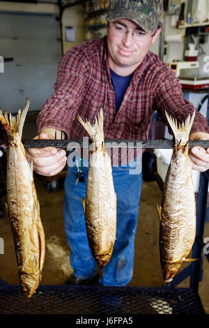 Marquette Michigan Upper Peninsula AUF Lake Superior, Thill's Fish House, Räucherei, geräuchert, frisch, Meeresfrüchte, hängen, Rack, Mann Männer männlich, Arbeiter, Arbeiter, Jeans, Stockfoto