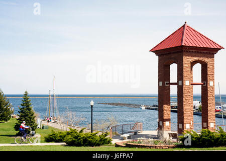 Marquette Michigan Upper Peninsula UP Lake Superior, Elwood Mattson Lower Harbour Park, Fahrradweg, frühes Frühjahr, große Seen, Uferpromenade, Männer männlich, bic Stockfoto