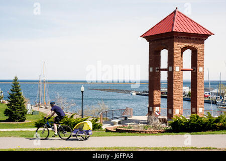 Marquette Michigan Upper Peninsula UP Lake Superior, Elwood Mattson Lower Harbour Park, Radweg, frühes Frühjahr, große Seen, Uferpromenade, Erwachsener, Mann Stockfoto