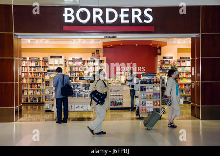 Michigan, MI, mich, Detroit, DTW, Detroit Metropolitan Wayne County Airport Terminal, Gate, Ankunft, Abreise, Fluggesellschaften, Mann Männer männlich, Frau weibliche Frauen, zu Fuß Stockfoto