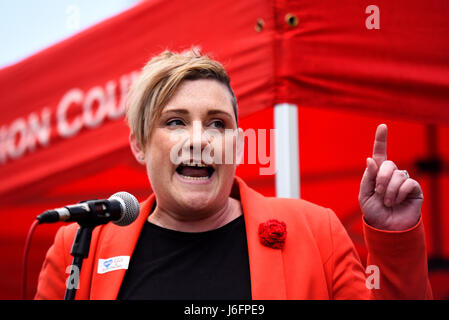 Ashley Dalton, Labour-Kandidat für Rochford & Southend East. Tragen Sie rot Stockfoto