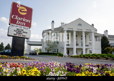 Sevierville Tennessee, Smoky Mountains, Clarion Inn, Willow River, Hotel, Kette, Unterkunft, Gastfreundschaft, Gebäude, außen außen, vorne, Eingang, Blume, Blume, Stockfoto