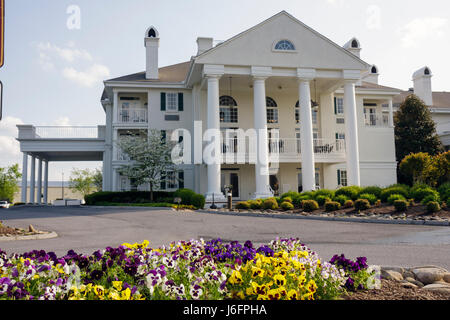 Sevierville Tennessee, Smoky Mountains, Clarion Inn, Willow River, Hotel, Kette, Unterkunft, Gastfreundschaft, Gebäude, außen außen, vorne, Eingang, Blume, Blume, Stockfoto