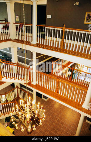 Sevierville Tennessee, Smoky Mountains, Clarion Inn, Willow River, Hotel, Lobby, Treppe, Handlauf, Baluster, Blick von oben, Atrium, Kronleuchter, Böden, TN080428 Stockfoto