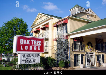 Sevierville Tennessee, Smoky Mountains, Highway 441, Oak Tree Lodge, Hotel, Gastfreundschaft, Gebäude, außen, vorne, Eingang, Schild, Garten, Markisen, niedriges PR Stockfoto