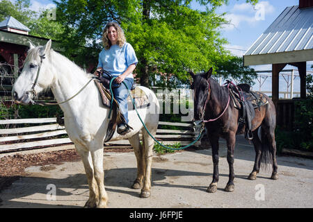 Sevierville Tennessee, Smoky Mountains, Five Oaks Riding Stables, Reiten, Frau weibliche Frauen, weiß, Pferd, Tier, Wanderführer, arbeiten, arbeiten, Mitarbeiter Stockfoto