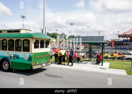 Sevierville Tennessee, Smoky Mountains, NAScar Speedpark Trolley Stop, Männer, Frauen, Gruppe, Senioren, Touristen, Fun Time, Trolley Stop, Bus Shelter, Boarding, attraktiv Stockfoto