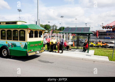 Sevierville Tennessee, Smoky Mountains, NAScar Speedpark Trolley Stop, Männer, Frauen, Gruppe, Senioren, Touristen, Fun Time, Trolley Stop, Bus Shelter, Boarding, attraktiv Stockfoto