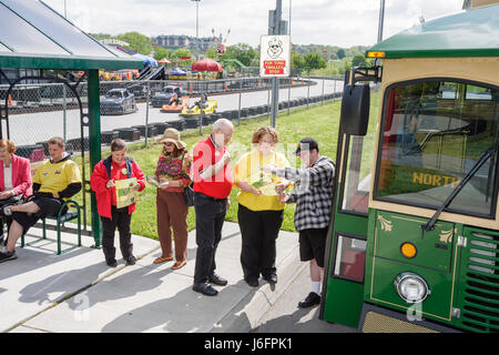 Sevierville Tennessee, Smoky Mountains, NAScar Speedpark Trolley Stop, Männer, Frauen, Gruppe, Senioren, Fun Time, Trolley-Haltestelle, Busabstellplatz, Boarding, Attraktion, Karte, Stockfoto