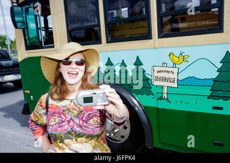 Sevierville Tennessee, Smoky Mountains, NAScar Speedpark Trolley Stop, Erwachsene Erwachsene Frau Frauen Dame, Strohhut, Kamera, digital, Fun Time, Trolley, Sel Stockfoto