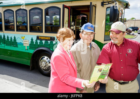 Sevierville Tennessee, Smoky Mountains, NAScar Speedpark Trolley Stop, Erwachsene Erwachsene Frau Frauen weibliche Dame, Mann Männer männlich, Paar, Senioren, Fahrer, Fun Time, t Stockfoto