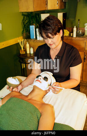 Sevierville Tennessee, Smoky Mountains, The Spa at Oak Haven, Erwachsene, Frauen, Frauen, Klientin, Ästhetikerin, Technik, Entspannung, heißer Stein Stockfoto