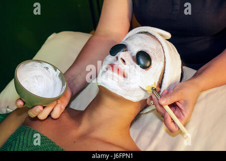 Sevierville Tennessee, Smoky Mountains, The Spa at Oak Haven, Frau weibliche Frauen, Klientin, Ästhetikerin, Technik, Entspannung, heiße Stein Gesichtsbehandlung, cremige Maske, Hautpflege Stockfoto