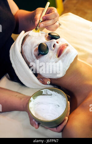 Sevierville Tennessee, Smoky Mountains, The Spa at Oak Haven, Frau weibliche Frauen, Klientin, Ästhetikerin, Technik, Entspannung, heiße Stein Gesichtsbehandlung, cremige Maske, Hautpflege Stockfoto