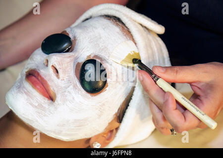 Sevierville Tennessee, Smoky Mountains, The Spa at Oak Haven, Erwachsene, Frau, weibliche Dame, Klientin, Ästhetikerin, Technik, Entspannung, Hot Stone Gesichtsbehandlung, cr Stockfoto