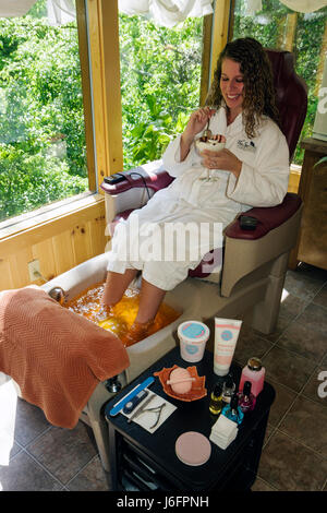 Sevierville Tennessee, Smoky Mountains, The Spa at Oak Haven, Eiscreme-Pediküre, Erwachsene Erwachsene, Frauen, weibliche Dame, weiße Frottee-Robe, Klientin, Pediküre Stockfoto