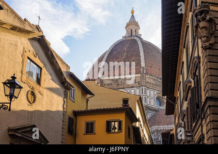 Kuppel der Kathedrale (Duomo) aus der Proconsolo Straße - Florenz, Toskana, Italien Stockfoto