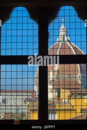 Kuppel der Kathedrale (Duomo), wie durch ein Fenster des Palazzo Vecchio (Palazzo Vecchio) - Florenz, Toskana, Italien Stockfoto