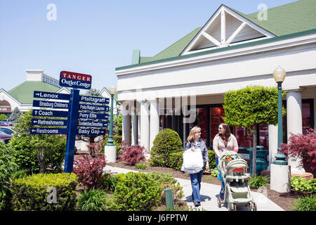 Sevierville Tennessee, Tanger Outlets in Five Oaks, Shopping Shopper Shop Shops Markt Kauf Verkauf, Store Geschäfte Business-Unternehmen, Frau weibliche wom Stockfoto