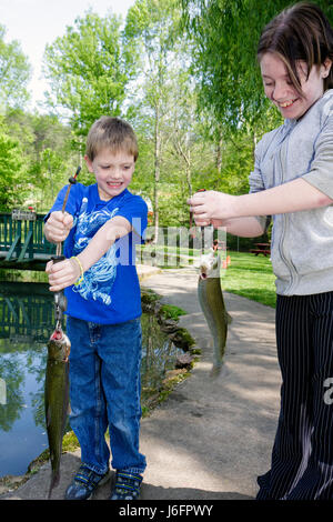 Sevierville Tennessee, Smoky Mountains, English Mountain Forelle Farm & Grill, Catch, eat, Regenbogenforelle, junge Jungen, männliche Kinder Kinder Kinder Jugendliche, Mädchen Stockfoto